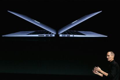 Steve Jobs muestra la delgadez del nuevo MacBook Air.