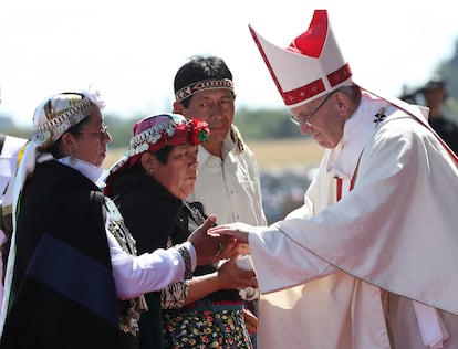 El Papa Francisco saluda a los mapuches en una ofrenda durante una misa en la Base Aérea Maquehue, en Temuco, Chile, el 17 de enero de 2018.