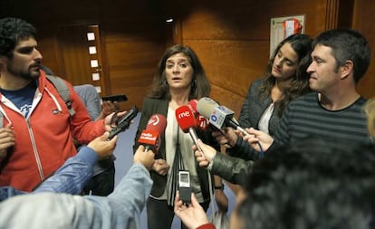 La diputada de Hacienda de Gipuzkoa, Helena Franco, atiende a los periodistas.