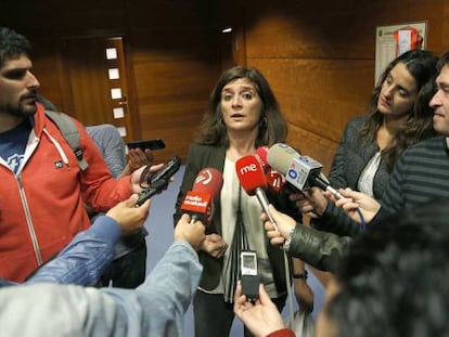 La diputada de Hacienda de Gipuzkoa, Helena Franco, atiende a los periodistas.