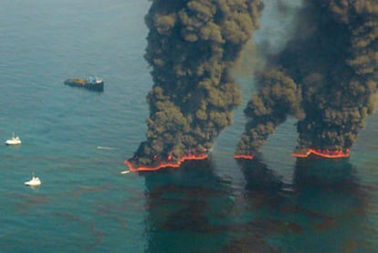 Imagen tomada por la Guardia Costera que muestra un incendio controlado de parte del vertido de petróleo en el Golfo de México. Las autoridades estadounidenses han constatado hoy que parte del crudo ha llegado ya al delta del Misisipi.