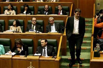 Arnaldo Otegi pasa junto a Juan José Ibarretxe durante un momento de la sesión.