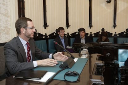 Javier Maroto, en primer plano, durante la sesión plenaria en la que ha sido reprobado.