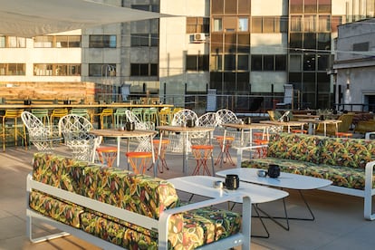 Terraza superior para clientes del hostel en la zona de San Bernardo (Madrid).