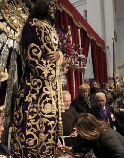 Ana Botella besa el pie derecho del Cristo de Medinaceli.