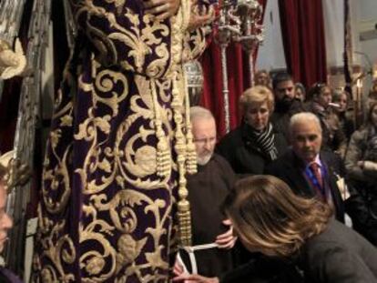 Ana Botella besa el pie derecho del Cristo de Medinaceli.