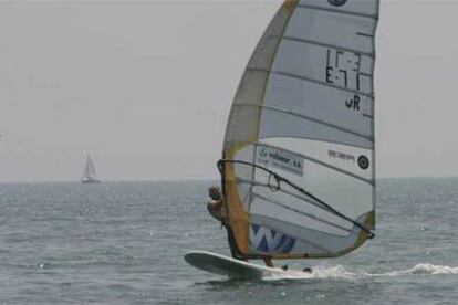 Un <b><i>windsurfista</b></i>, ayer, en el campeonato celebrado en Santa Pola.