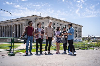 Un grupo de personas delante de la fachada de la Facultad de Derecho de la Universidad de Buenos Aires.
