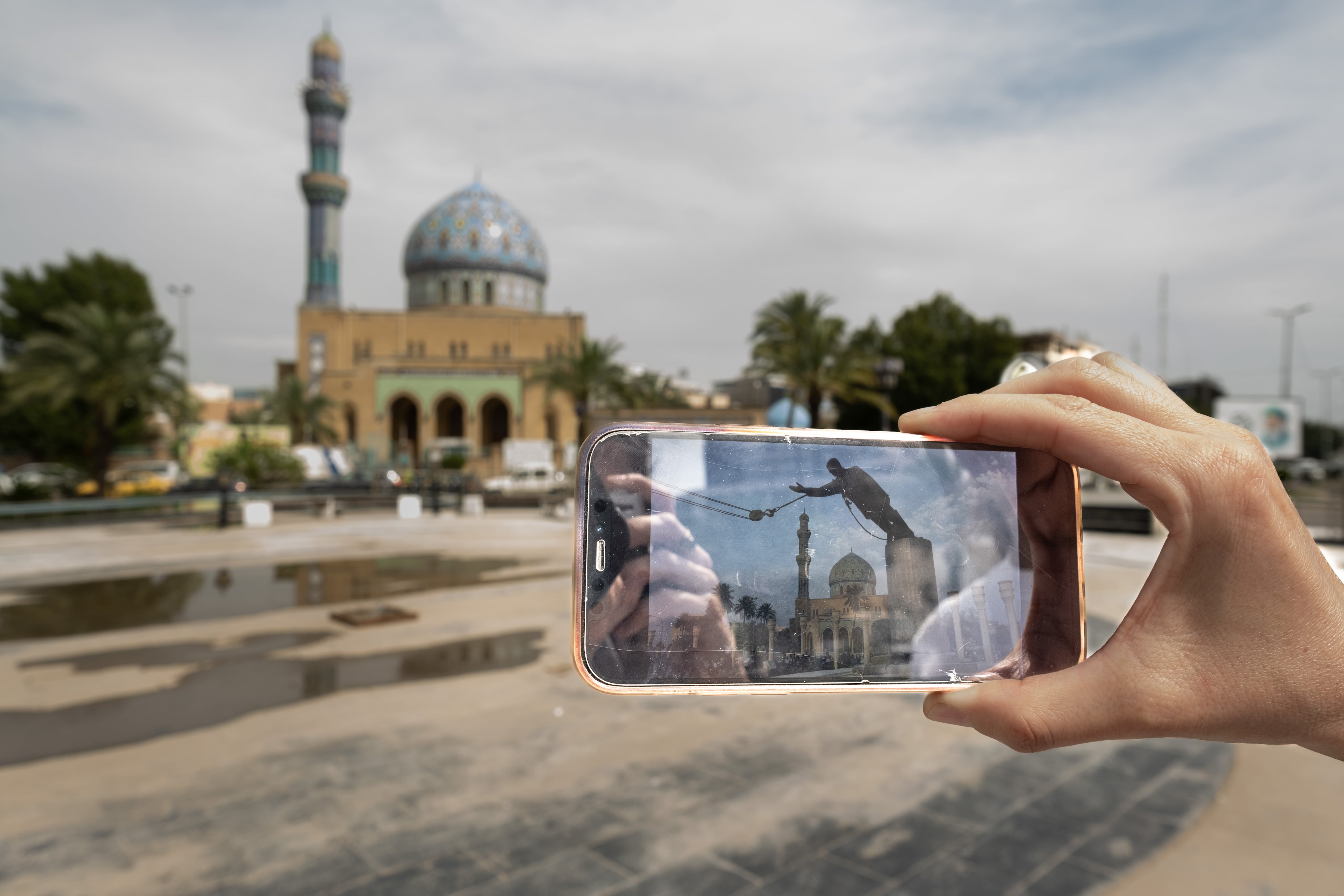 Plaza Firdos del centro de Bagdad junto con una imagen de 2003 de móvil de la caída de la estatua de Sadam Husein en el mismo lugar, el pasado 29 de marzo.