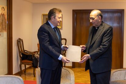 Javier Cremades, presidente del bufete Cremades & Clavo-Sotelo, entrega este miércoles el informe sobre abusos en la Iglesia al cardenal Juan José Omella, presidente de la Conferencia Episcopal Española.