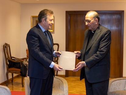 Javier Cremades, presidente del bufete Cremades & Clavo-Sotelo, entrega este miércoles el informe sobre abusos en la Iglesia al cardenal Juan José Omella, presidente de la Conferencia Episcopal Española.