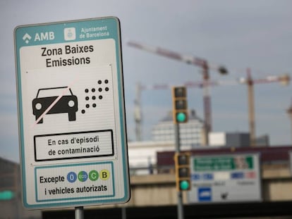 Cartells de la zona de baixes emissions als accessos a Barcelona.