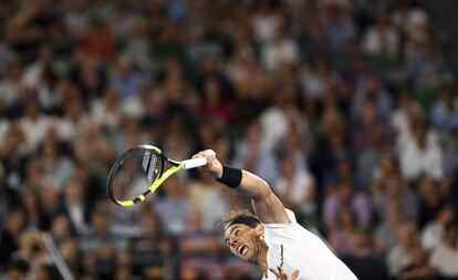 Nadal sirve durante el partido contra Baghdatis.