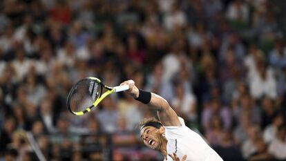 Nadal sirve durante el partido contra Baghdatis.