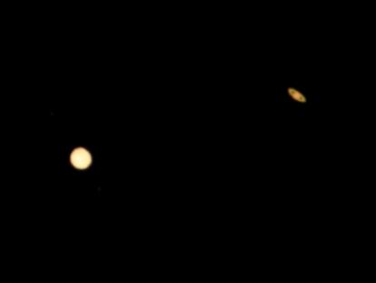 Júpiter (izquierda) y Saturno, vistos desde el Observatorio Griffith de Los Ángeles, el 21 de diciembre.
