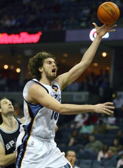 Gasol entra a canasta en el partido ante los Spurs de San Antonio.