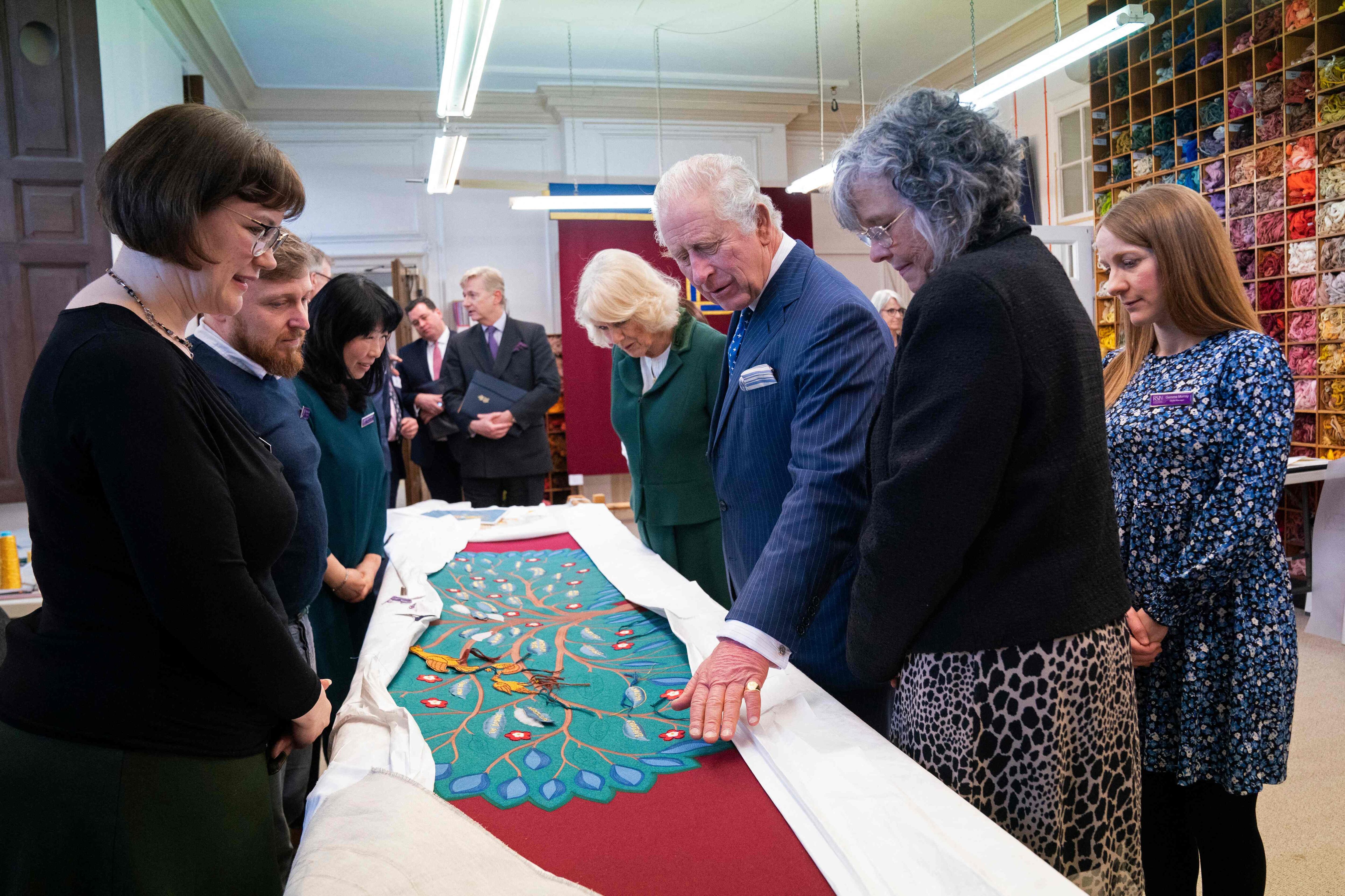 Carlos III y Camila visitan el Royal College of Needlework para observar el dosel que los esconderá durante la ceremonia de unción en su coronación.