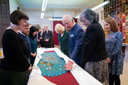 Carlos III y Camila visitan el Royal College of Needlework para observar el dosel que los esconderá durante la ceremonia de unción en su coronación.