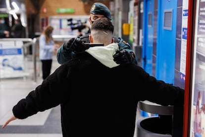 Un agente de la Guardia Civil cacheaba en febrero de 2022 a un joven en un control para prevenir la violencia entre bandas, en la estación de metro de Arganda del Rey (Madrid).
