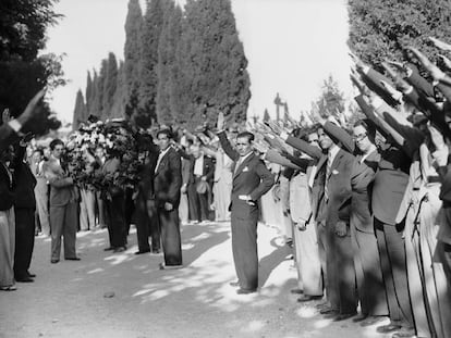 Entierro de Calvo Sotelo, en el cementerio de La Almudena de Madrid, el 14 de julio de 1936.