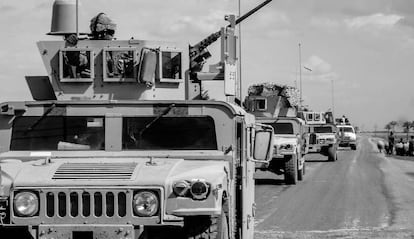 Vehículos de combate en conflicto bélico.