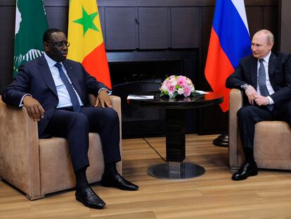 Macky Sall, presidente de turno de la Unión Africana, y Vladímir Putin, presidente de Rusia, durante su encuentro del viernes en Sochi (Rusia).