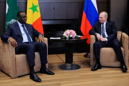 El presidente ruso Vladimir Putin habla con el presidente de senegalés Macky Sall