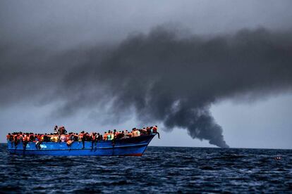 Um dos barcos lotados de emigrantes resgatado em 3 de outubro perto da costa da Líbia.