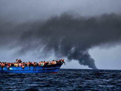 Um dos barcos lotados de emigrantes resgatado em 3 de outubro perto da costa da Líbia.