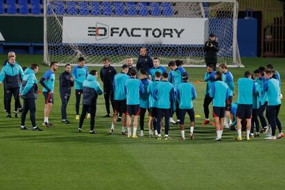 Xavi Hernández se dirige a sus jugadores durante el entrenamiento previo al Betis - Barcelona de la Supercopa de España.