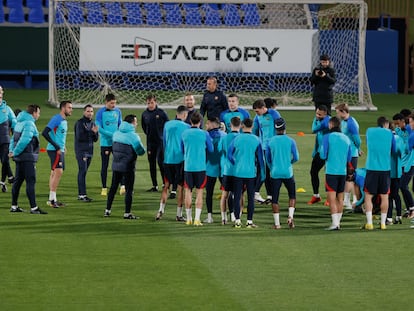 Xavi Hernández se dirige a sus jugadores durante el entrenamiento previo al Betis - Barcelona de la Supercopa de España.