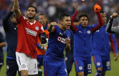 Domínguez, de Cruz Azul, celebra el pase a la final.
