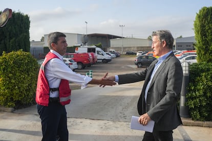 El presidente de la Generalitat Valenciana, Carlos Mazón (izquierda) y el presidente del Partido Popular, Alberto Núñez Feijóo (derecha), visitan el Centro de Coordinación de Emergencias de la Comunitat Valenciana, el 31 de octubre en L'Eliana (Valencia).