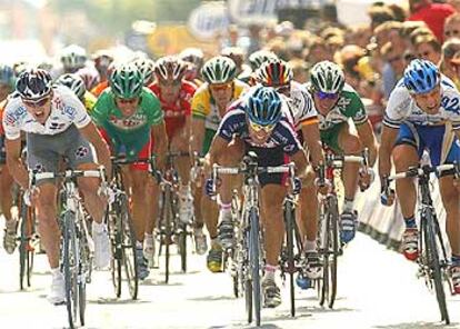 Cooke, a la izquierda, Nazon, en el centro, y Kirsipuu, a la derecha, durante el sprint ganado por el primero.