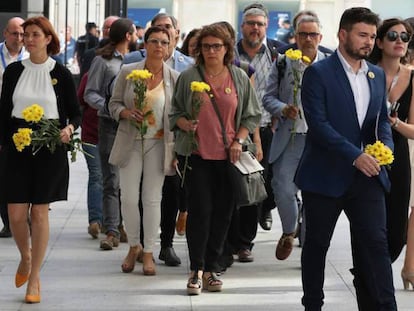 Gabriel Rufián y los diputados de ERC llegan al Congreso este verano para asistir a la sesión del debate de investidura.