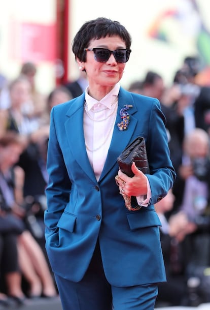 La actriz, directora y miembro del jurado Sylvia Chang destacó en la ceremonia inaugural del festival con un traje entallado azul.