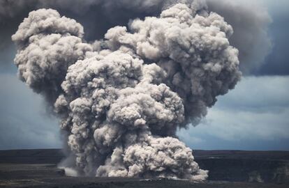 Una columna de ceniza se eleva desde el cráter Halemaumau dentro de la caldera de la cumbre del volcán Kilauea en el Parque Nacional de los Volcanes de Hawái.