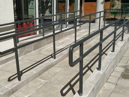 Rampas a la entrada de un edificio que permiten el acceso seguro de sillas de ruedas.