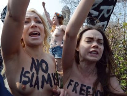 Activistas de Femen se manifiestan cerca de la embajada tunecina en París.