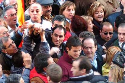 Un escolta sujeta un palo esgrimido en alto cerca del lugar donde se hallaba Bono en la manifestación de la AVT.