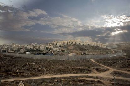 El muro de separaci&oacute;n rodea un barrio de Jerusal&eacute;n Este. 