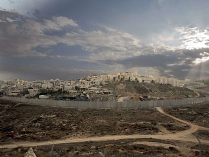 El muro de separaci&oacute;n rodea un barrio de Jerusal&eacute;n Este. 