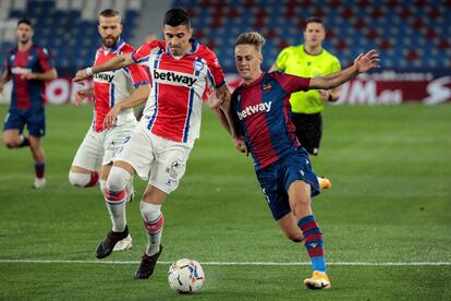 El delantero del Levante Dani Gómez lucha por el balón con el centrocampista del Alavés Rodrigo Battaglia este domingo en el Ciutat de Valencia.