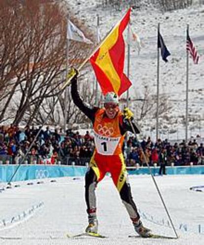 Johann Muehlegg celebra su triunfo tras pasar la línea de meta.