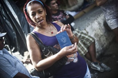 Una migrante cubana muestra su pasaporte en el albergue del Fogón, en el municipio de La Cruz, Costa Rica.