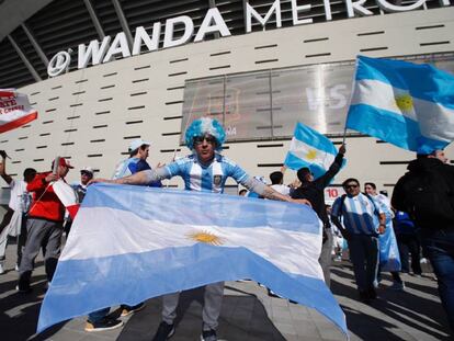 Aficionados de Argentina en el estadio Wanda Metropolitano antes del partido contra España. 