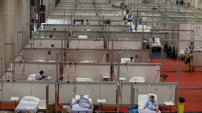 Pacientes ya instalados en las camas del pabellón 9 del hospital de campaña de Ifema.