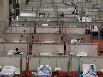 Pacientes ya instalados en las camas del pabellón 9 del hospital de campaña de Ifema.