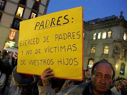 Un profesor muestra una pancarta en la concentración de ayer en Barcelona.