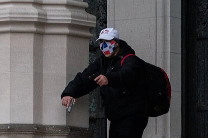 Un hombre armado, en el exterior de la catedral de San Juan el Divino, en el barrio de Harlem. Según relataron algunos testigos citados por el diario 'The New York Times', comenzó a gritar sobre las escaleras de la catedral que quería ser asesinado, mientras realizaba varios disparos, sin que nadie haya resultado herido.